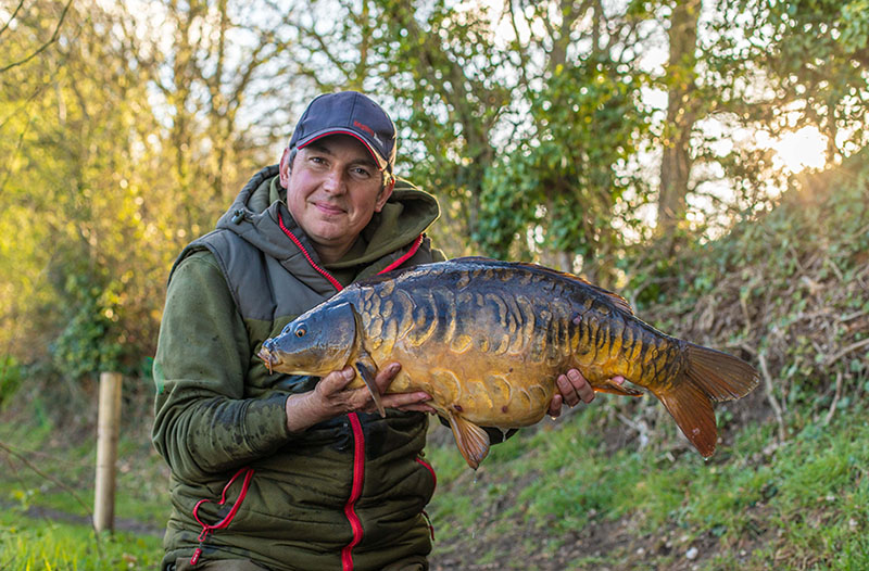 آموزش کامل صید ماهی کپور - راهنمای تجهیزات، طعمه و تکنیکها 6 لباس مناسب برای ماهیگیری کپور